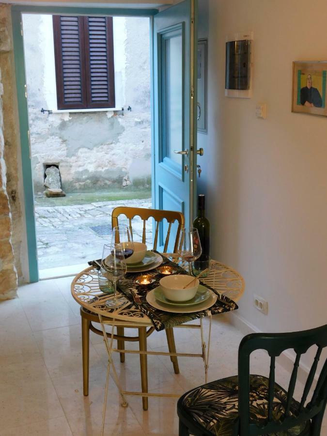 Bezauberndes Steinhaus Mit Garten In Der Altstadt Von Rovinj Exterior photo